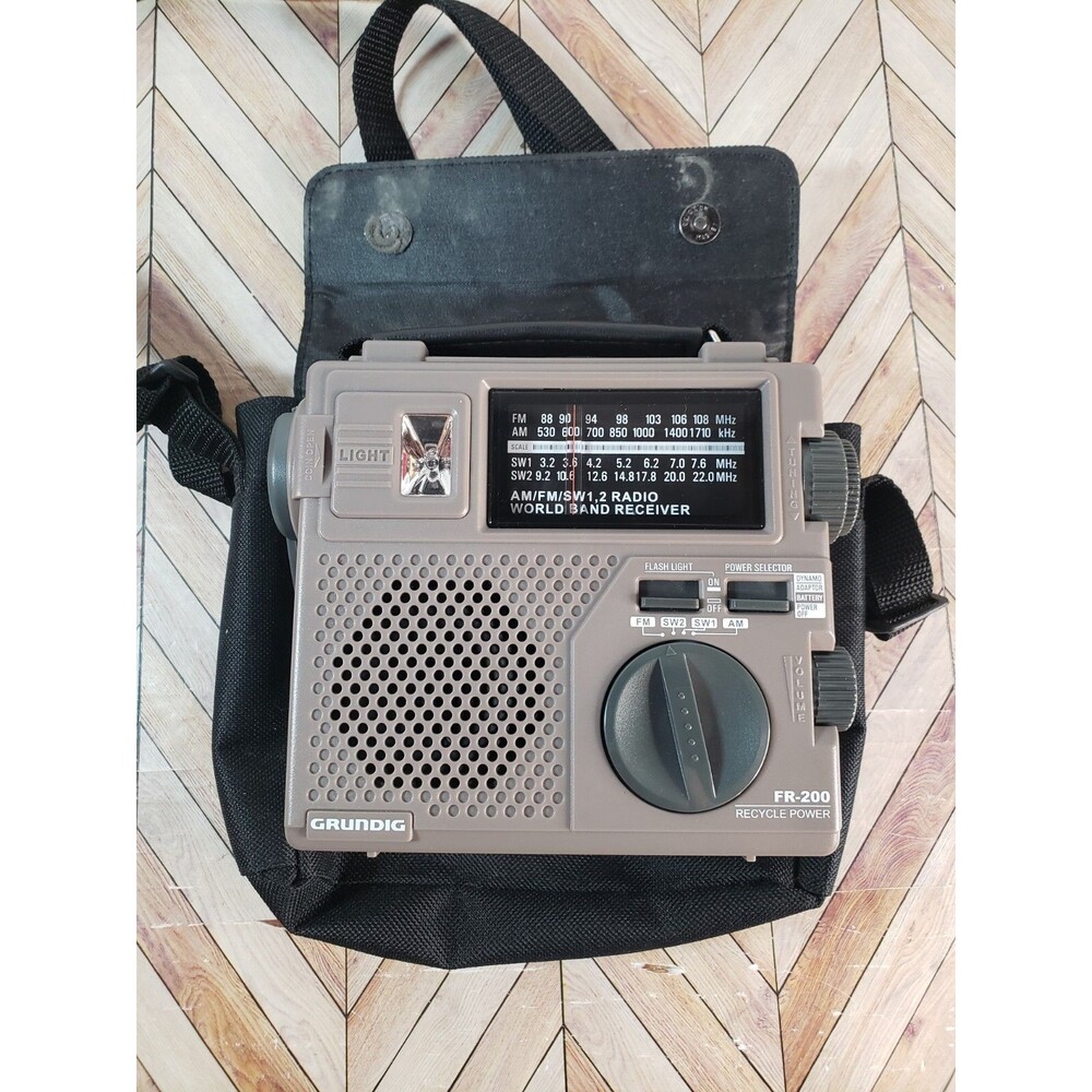 Grundig FR-200 Emergency World Band Radio AM/FM Hand Crank w/ Soft Case
